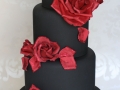 Black-wedding-cake-with-red-roses